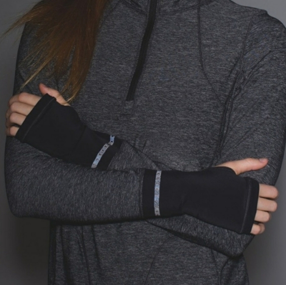 Lululemon Pace Pusher 1/2 zip Pullover. Black and dark grey. Size 6. - Picture 3 of 12